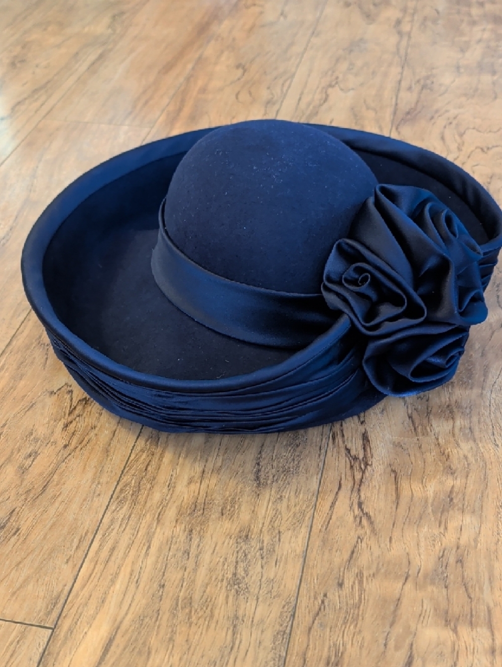 Vintage Whittall & Shon Navy Wool Hat – Wide Brim Satin Trim Rosette | 50s–60s - Picture 4 of 8